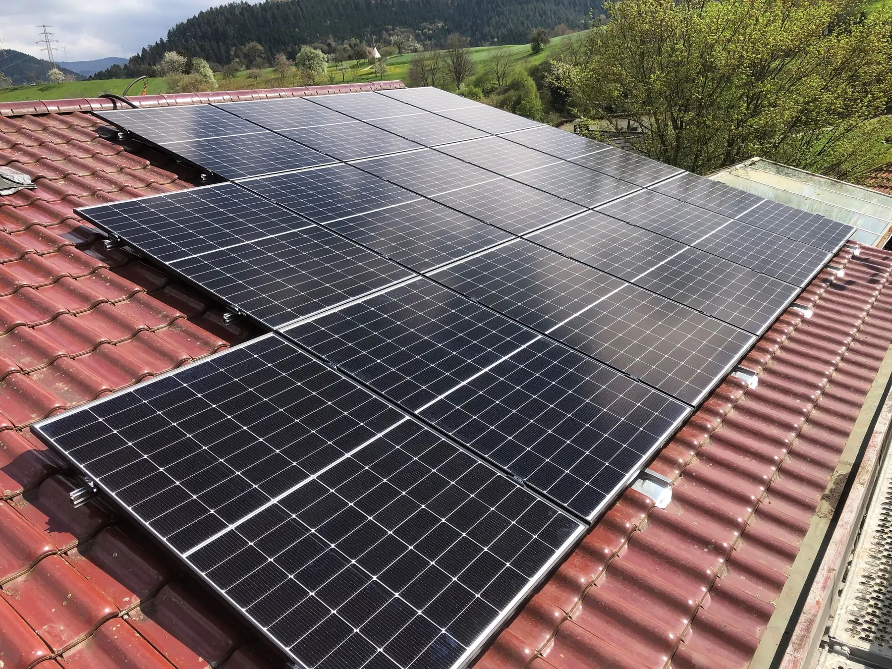 Luftaufnahme einer Photovoltaikanlage auf einem Wohnhaus in der Ortenau