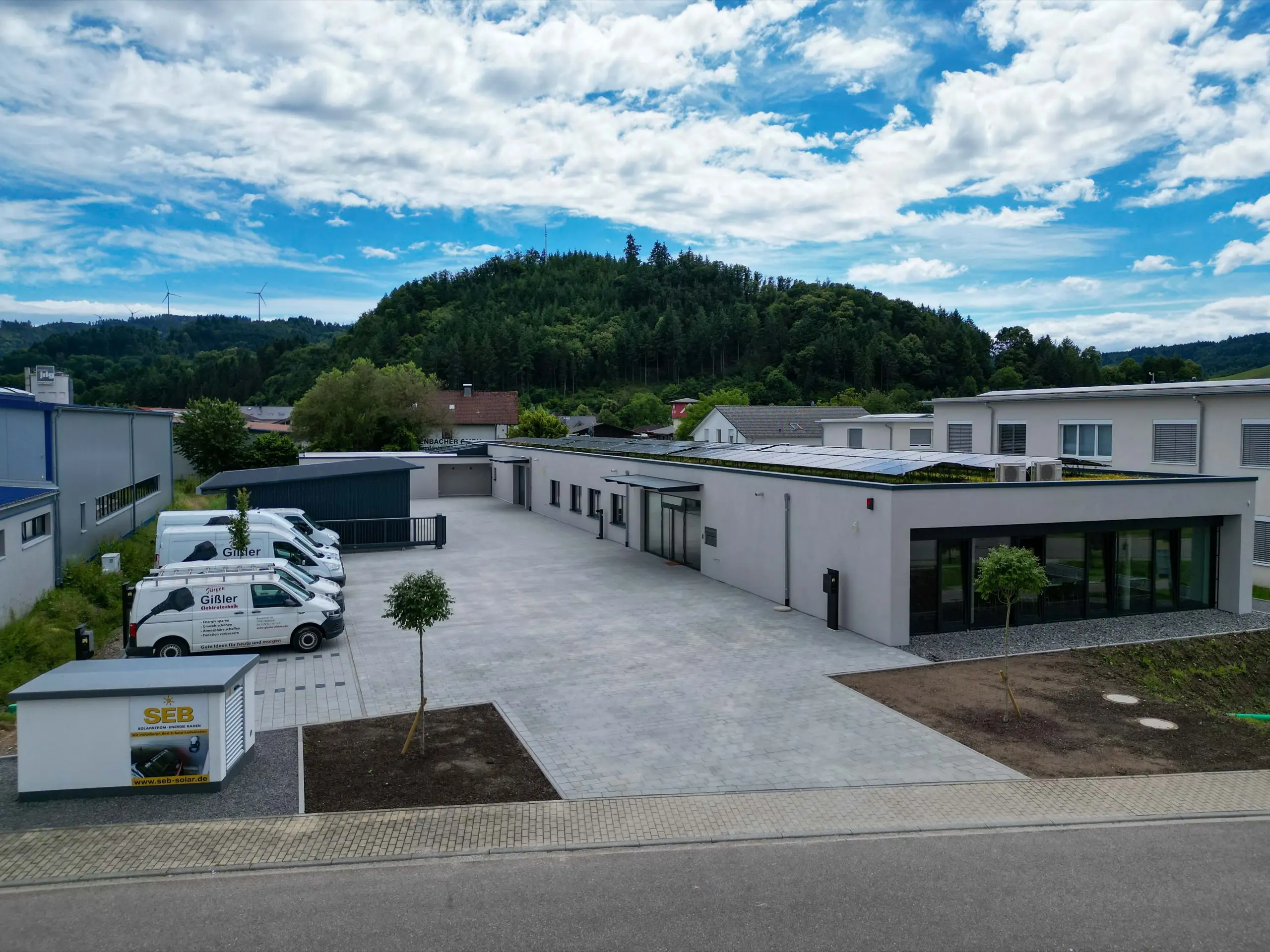 Luftaufnahme des SEB-Solar-Firmengebäudes in Berghaupten mit PV-Anlage auf dem Gründach