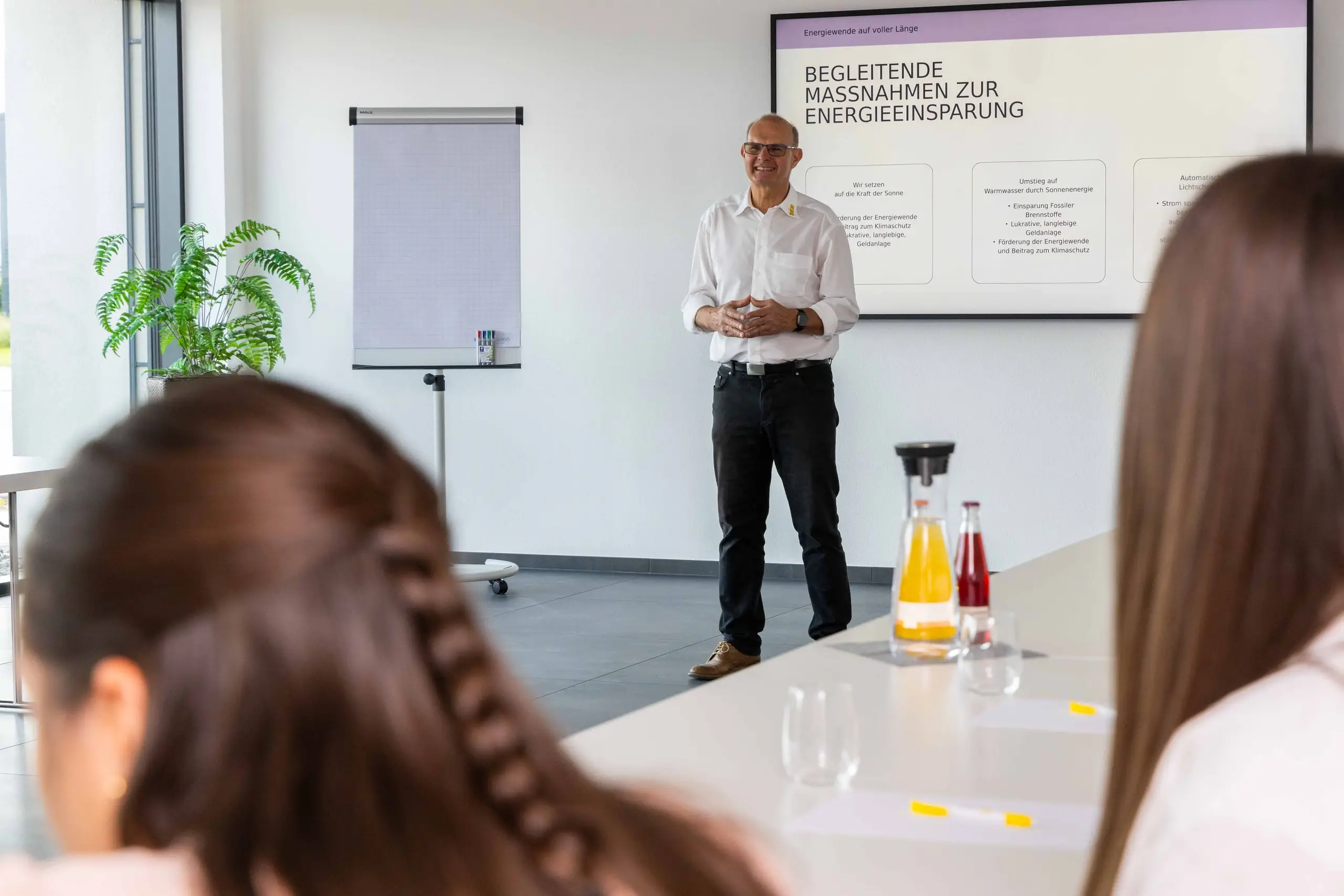 Jürgen Gißler von SEB-Solar bei einem Vortrag im Eventhaus in Berghaupten
