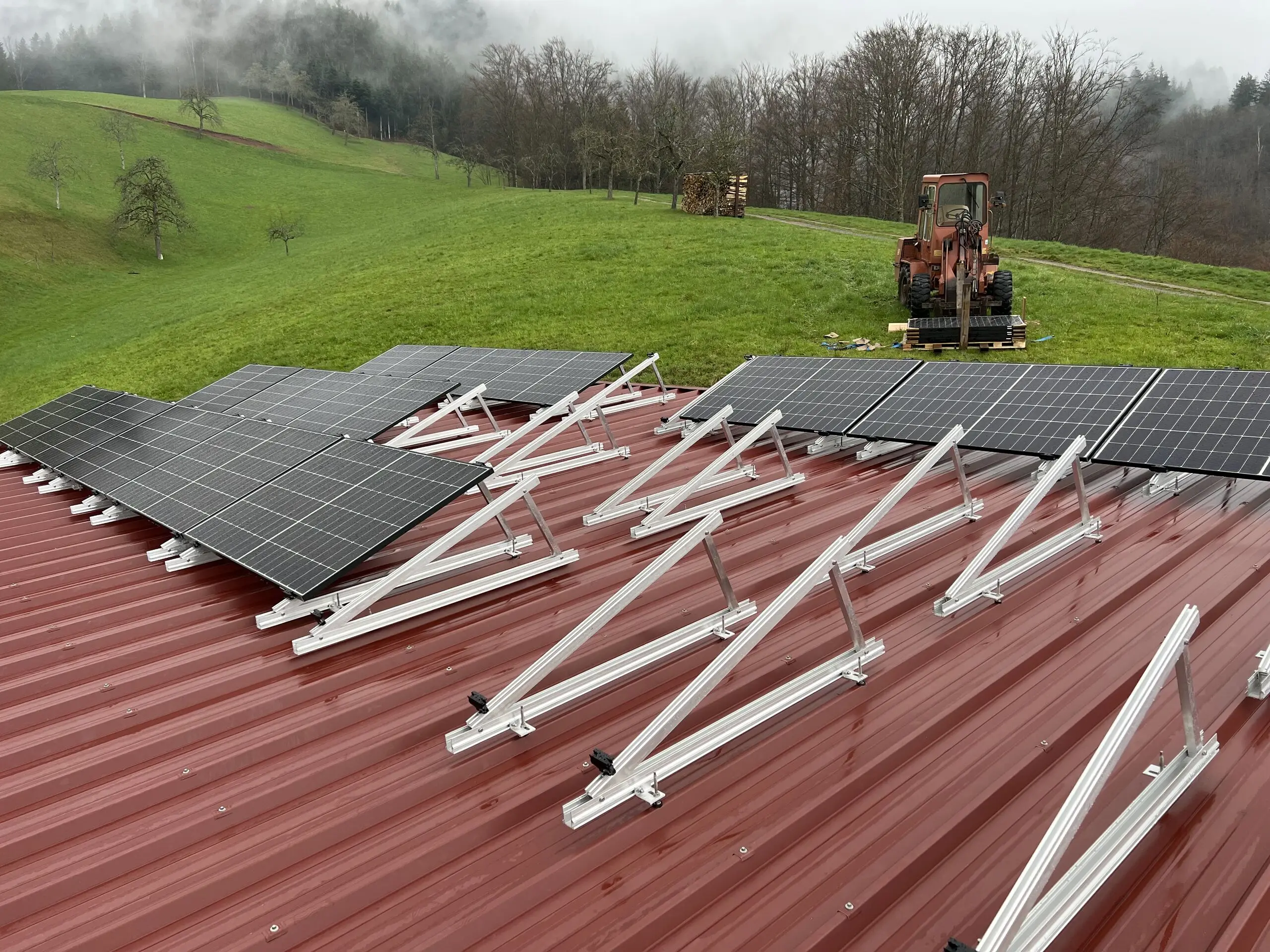 Aufgeständerte Photovoltaikanlage auf dem Trapezblechdach eines landwirtschaftlichen Gebäudes im Schwarzwald