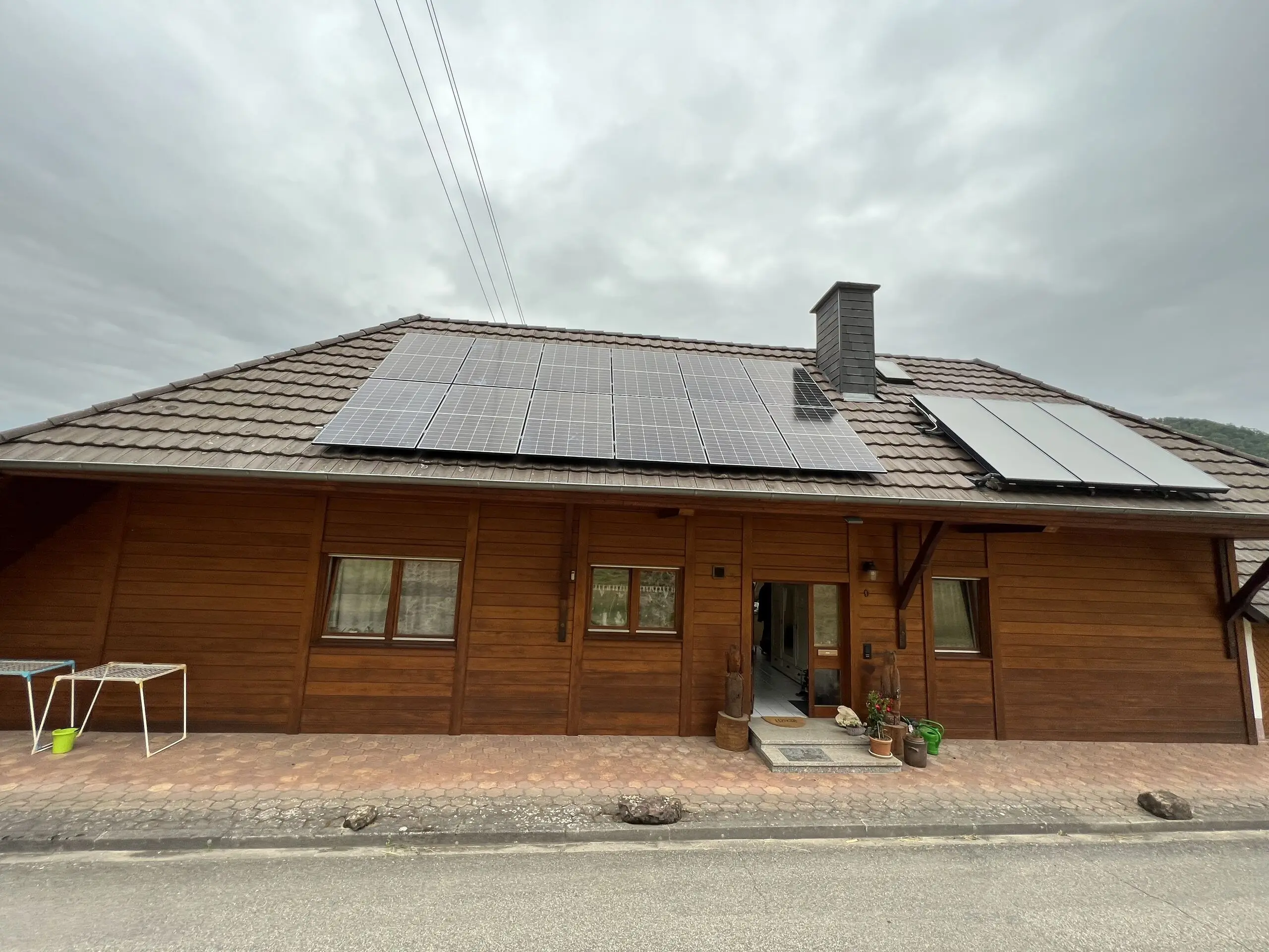 Holzhaus im Schwarzwald mit Photovoltaikmodulen und Solarthermie auf dem Dach