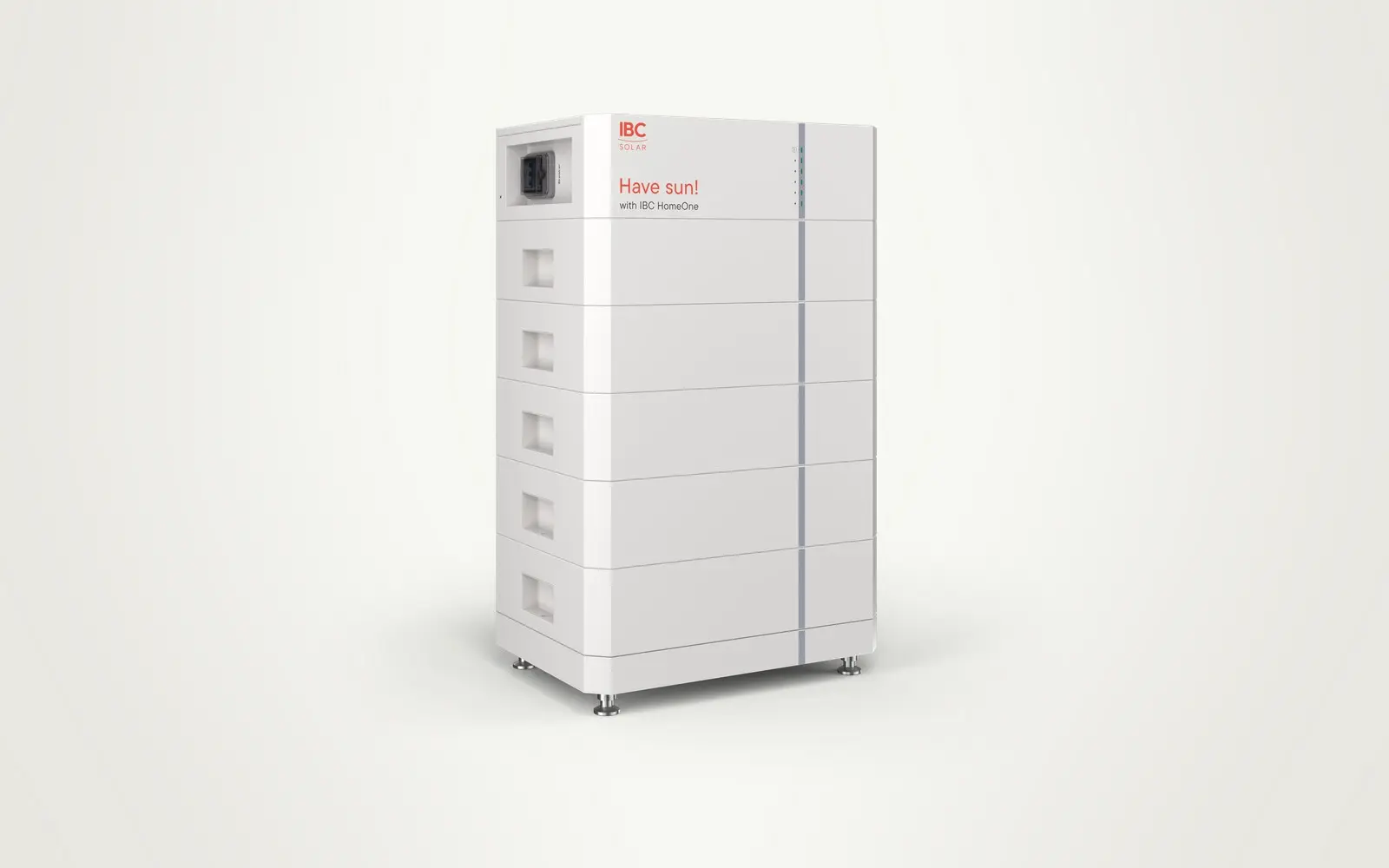 Stromspeicher IBC SOLAR HomeOne: weißer Schrank mit übereinander gestapelten Batteriemodulen vor hellem Hintergrund
