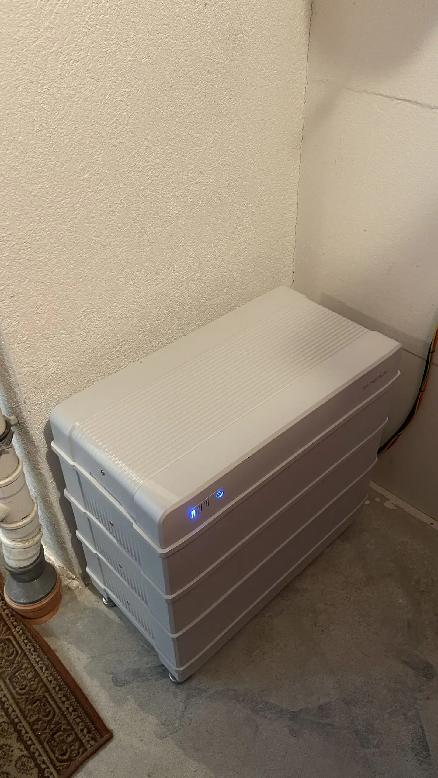 Modularer Stromspeicher mit mehreren Batteriemodulen in einem Kellerraum